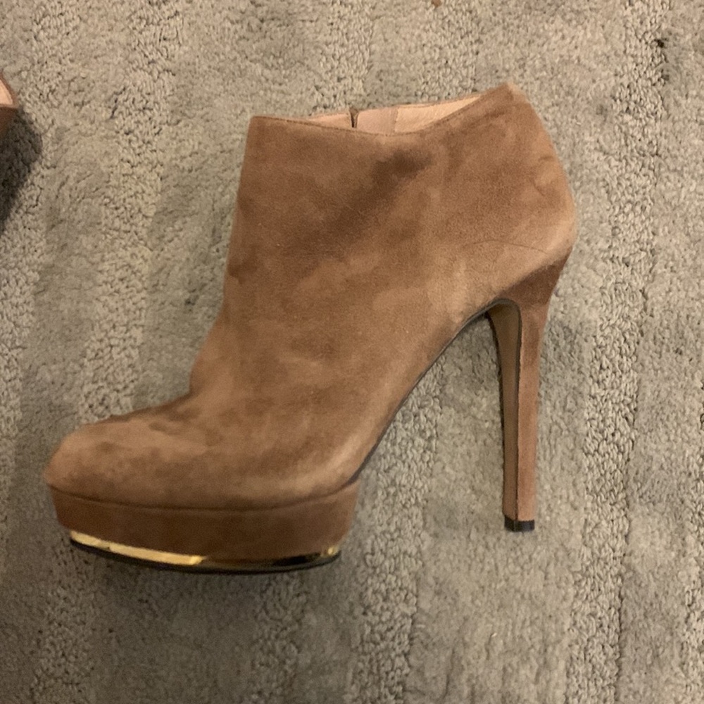 Vince Camuto suede Dira ankle bootie with side zip - Picture 4 of 6